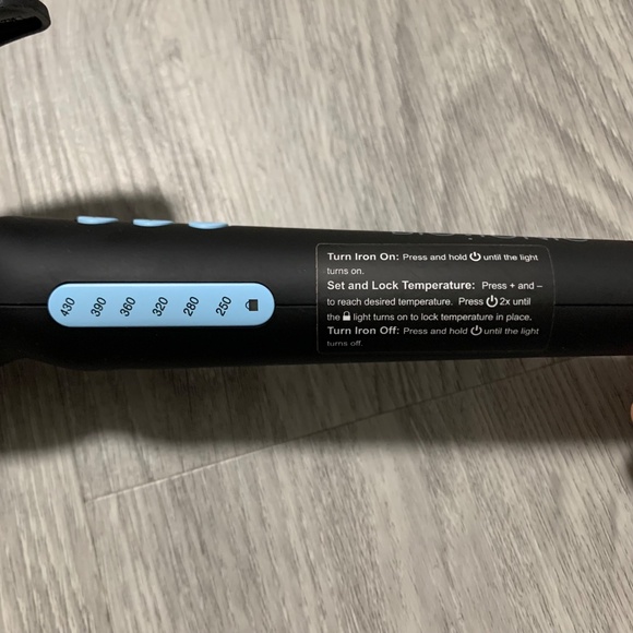 Bio Ionic Long Barrel Styler 1.5" Pro Curling Iron. Moisturizing Heat Tech - Picture 5 of 7